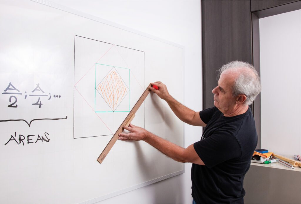 Há 35 anos ensinando em matemática se traduzem na didática perfeita para tornar sua preparação mais simples e eficaz